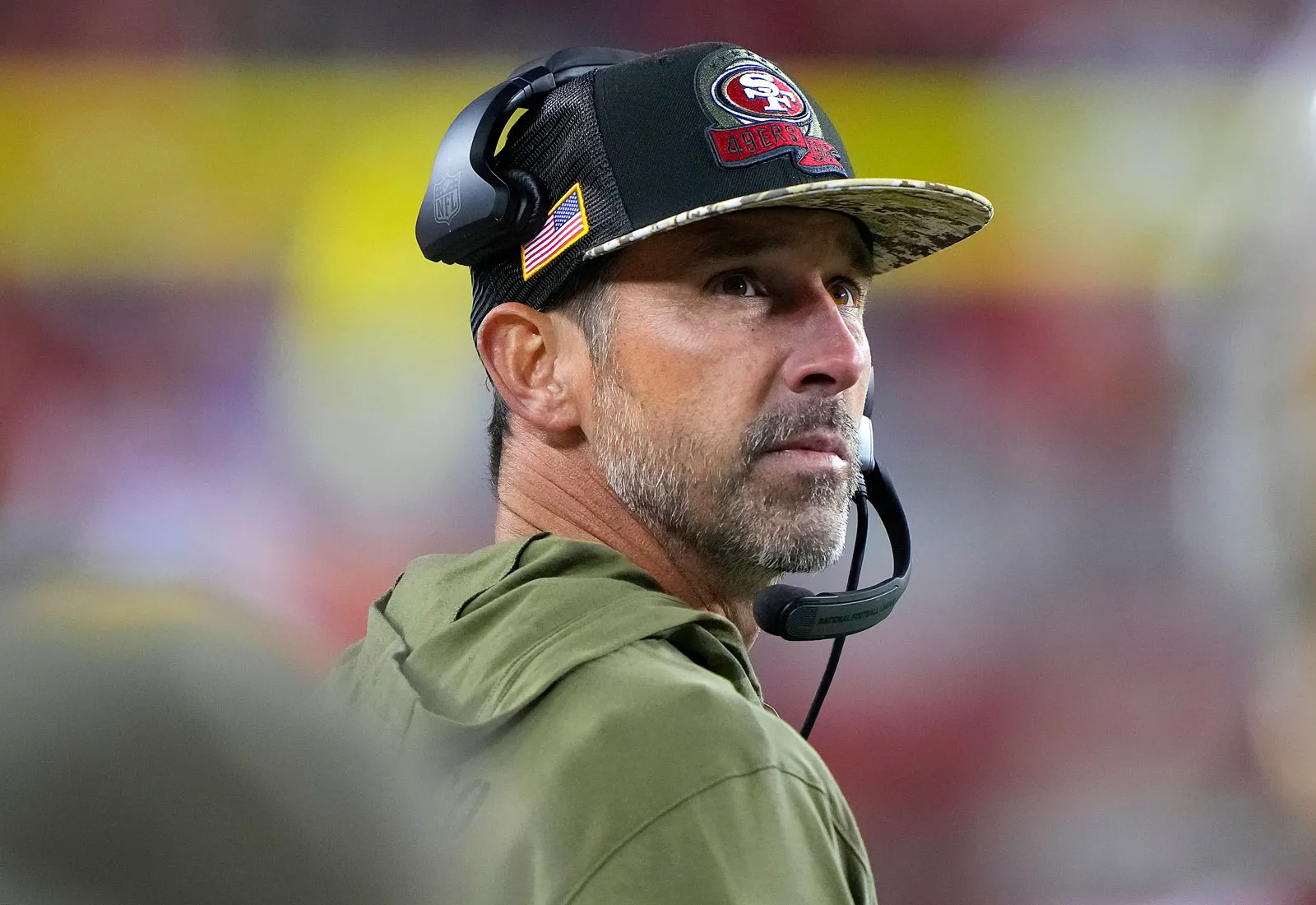 Kyle Shanahan on the field 2022