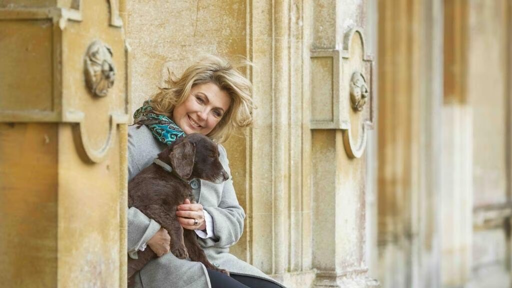 Lady Carnarvon and a puppy