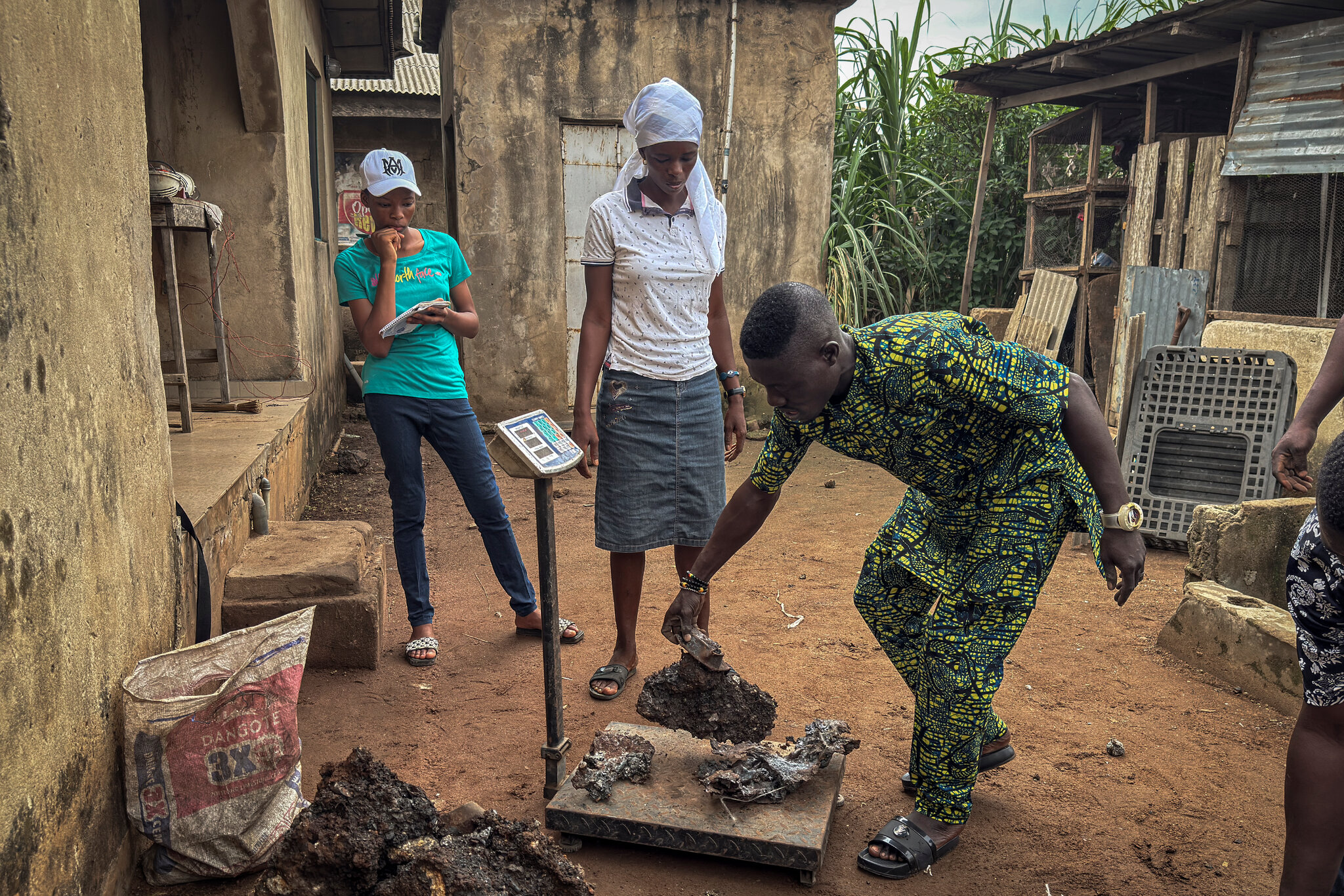 Victoria Olasupo, center, selling scrap metal. Finbarr O'Reilly for The New York Times